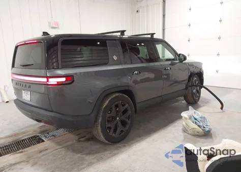 2025 Rivian R1S Adventure Dual Motor Large Pack/Adventure Dual Motor Max Pack z USA, uszkodzony, nr VIN 7PDSGBBA5SN071179